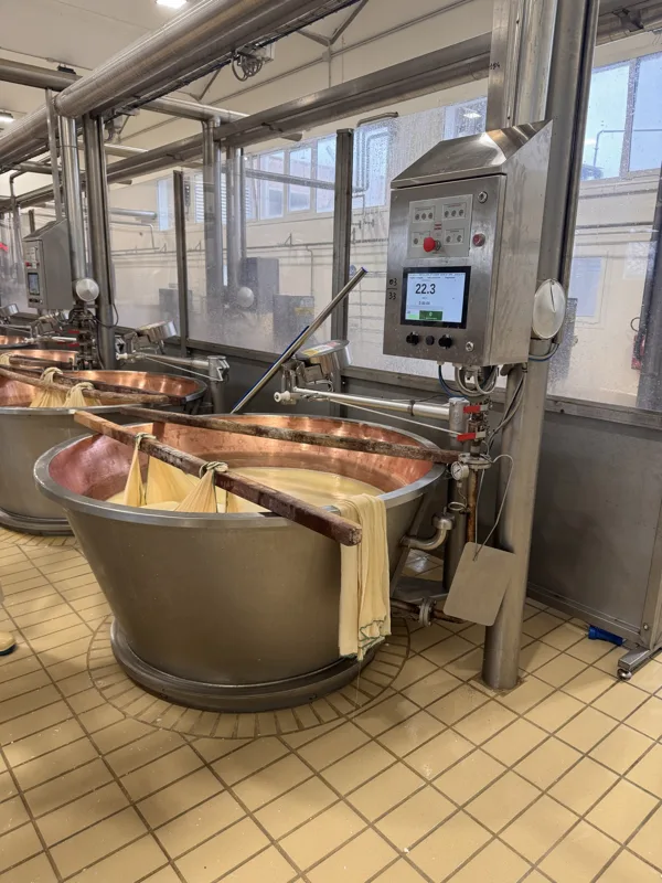 Caldaie e lavorazione del formaggio nel caseificio Raimondi.