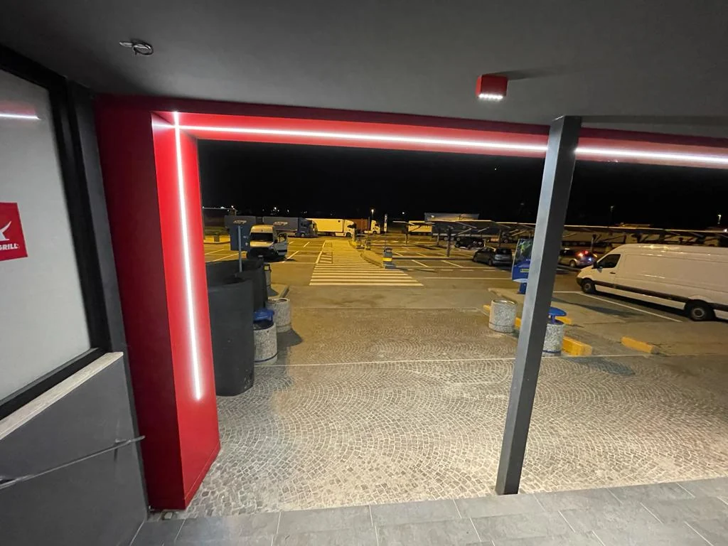 Vista dall’accesso del portale in Alucobond e della linea luminosa continua.