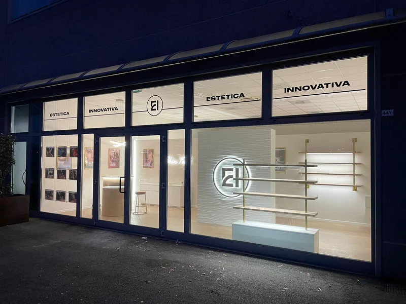 Vista esterna del punto vendita pilota FactorySPA con vetrina, elementi espositivi e logo luminoso.