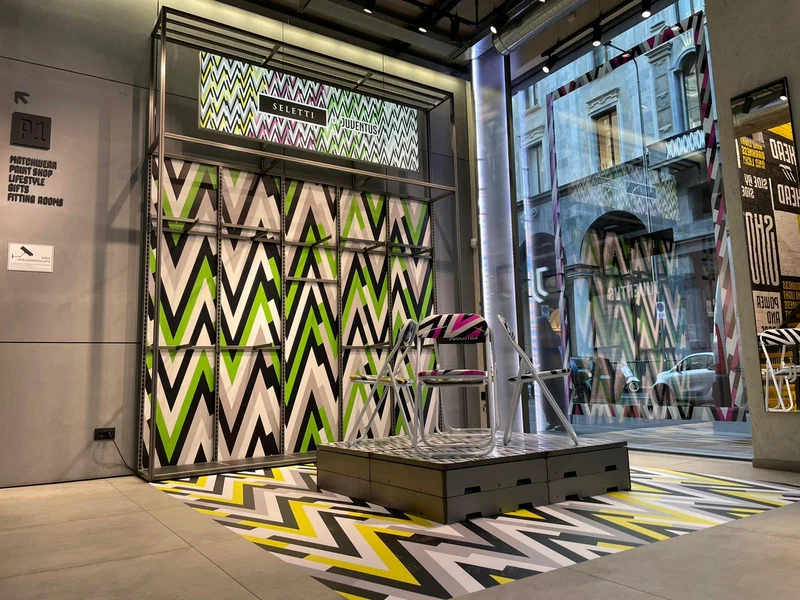 Allestimento Seletti per Juventus Store Milano, con grafiche geometriche coordinate su parete, pavimento e vetrina.