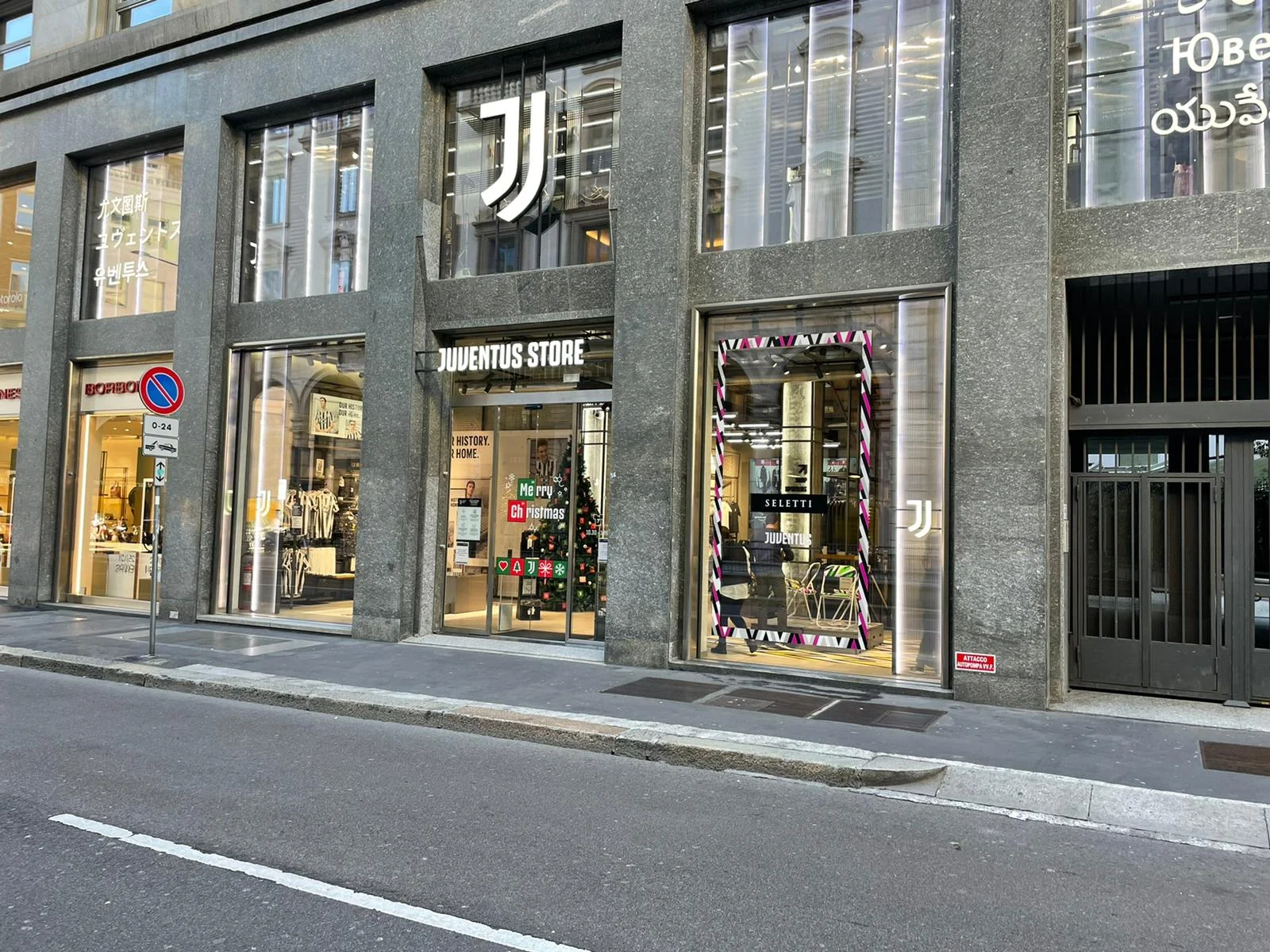Vista esterna del Juventus Store Milano con la vetrina dell’allestimento grafico.